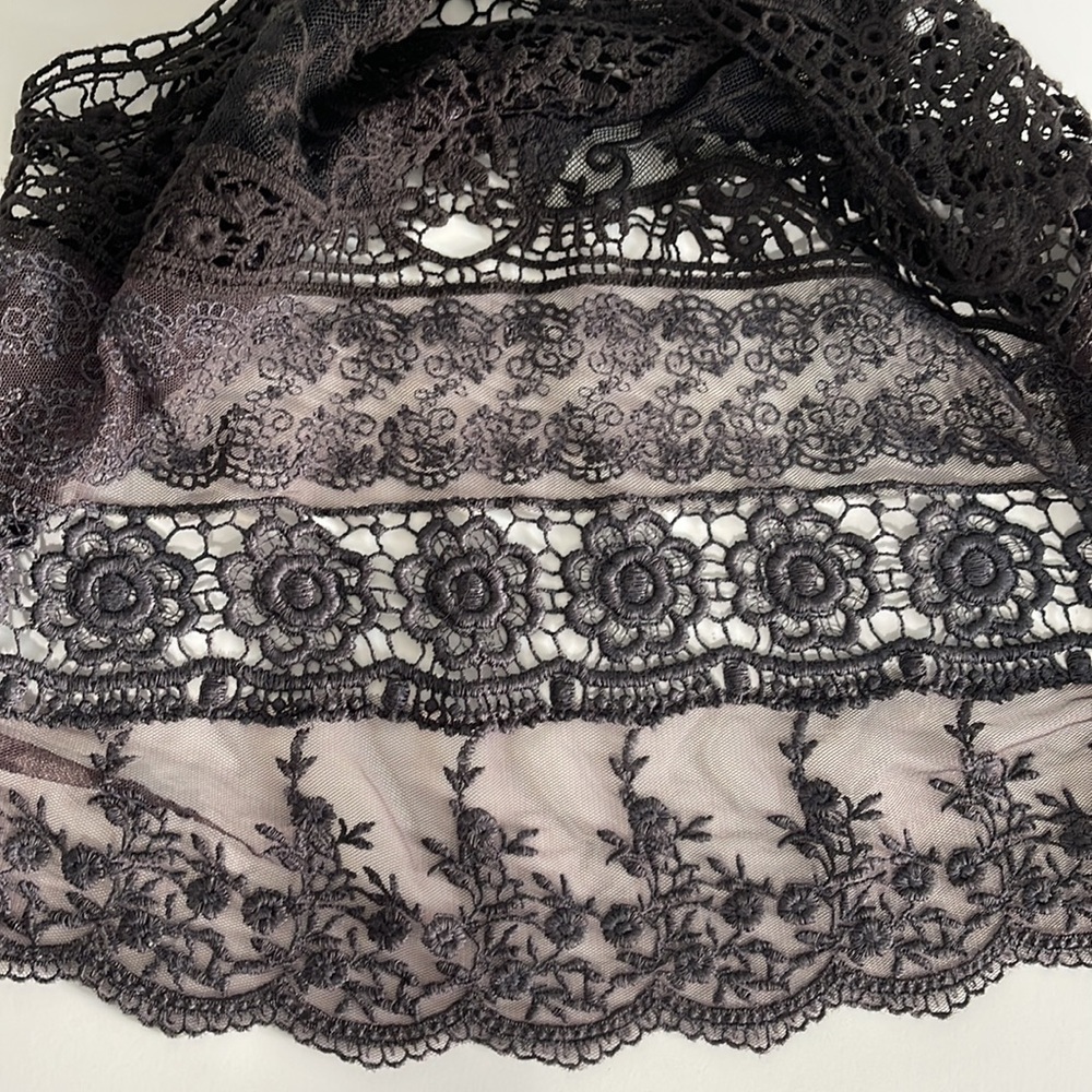 Kimchi Blue - Black lace split/open-back tank - Picture 6 of 8